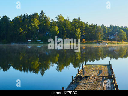 Vista sul lago all'alba, Ljustero, contea di Stoccolma, Svezia, in Scandinavia. Foto Stock
