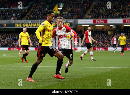 Watford's Andre Carrillo (sinistra) e Southampton Steven Davis (destra) battaglia per la palla durante il match di Premier League a Vicarage Road, Watford Foto Stock