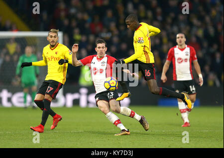 Watford's Abdoulaye Doucoure (destra) battaglie per la palla con il Southampton Hojbjerg Pierre-Emile (centro) durante il match di Premier League a Vicarage Road, Watford Foto Stock