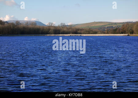 Pendle Hill & Stansfield torre sulla collina Blacko Foulridge dal serbatoio superiore, Colne, Pendle, Lancashire, Inghilterra, Regno Unito. Foto Stock