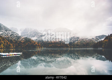 Barche sul lago di acqua e di conifere in autunno paesaggio forestale concetto di viaggio sereno vista panoramica Foto Stock