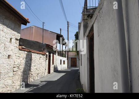 Le vecchie strade tortuose di autentico villaggio cipriota Foto Stock