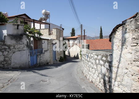 Le vecchie strade tortuose di autentico villaggio cipriota Foto Stock