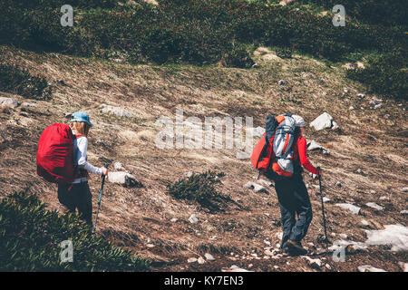 Giovane backpackers escursioni nel paesaggio di montagne di stile di vita viaggio avventura concetto vacanze attive outdoor nel selvaggio Foto Stock
