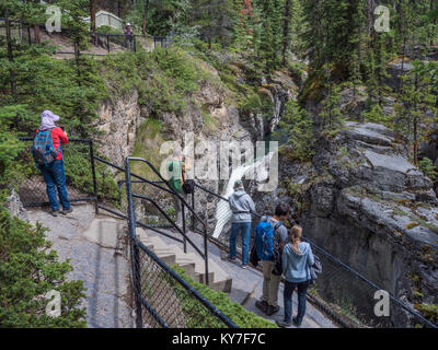 Visitatori sul sentiero, Maligne Creek Canyon vicino al primo ponte, il Parco Nazionale di Jasper, Alberta, Canada. Foto Stock