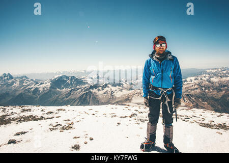 Scalatore uomo su Elbrus mountain summit est stile di vita viaggio concetto di successo avventura vacanze attive outdoor sport alpinismo attrezzatura alpinistica Foto Stock