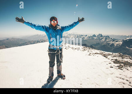 Scalatore uomo su Elbrus mountain summit est stile di vita viaggio concetto di successo avventura vacanze attive outdoor sport alpinismo felicità emozioni Foto Stock