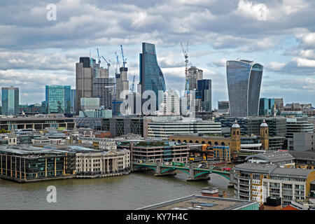 Vista dello skyline della città di Londra sul quartiere finanziario in una giornata torbida con gru e grattacieli nel 2017 Londra Inghilterra Regno Unito KATHY DEWITT Foto Stock