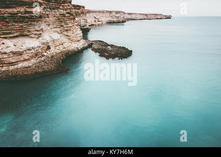 Mare blu con costa rocciosa paesaggio calma e vista panoramica vacations travel Foto Stock
