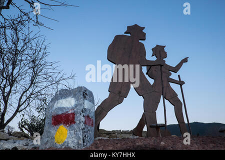 Gli escursionisti,silhouette,statua,segnavia,escursioni,percorso,Grande Randonnee,GR,escursioni,escursionista,Quillan,città,Aude,dipartimento,sud,d,Francia,l'Europa,Unione,a lunga distanza Foto Stock