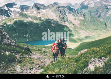 Accoppiare i viaggiatori l uomo e la donna di arrampicata in montagna amore e viaggio felice emozioni concetto di stile di vita. Giovane famiglia in viaggio avventura attiva "vacatio Foto Stock