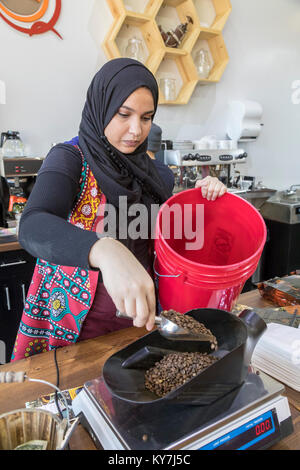 Dearborn, Michigan - un coffee shop chiamato Casa Qahwah, quali le importazioni e serve caffè esclusivamente dallo Yemen. Il caffè è detto avere avuto origine in Y Foto Stock