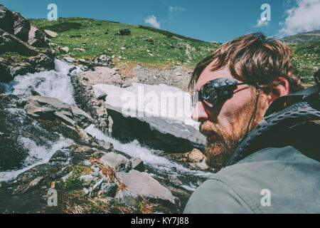 Uomo Barbuto indossando occhiali da sole di montagna escursionismo viaggio concetto Lifestyle Vacanze avventura survival outdoor Foto Stock