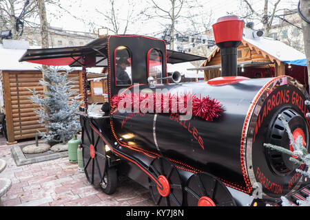 Toy,treni,in stallo,la vendita,,arrosto castagne,tradizionale,natale,mercati,natale,decorazioni,centro,d,Carcassonne,Francia,l'Europa, Foto Stock