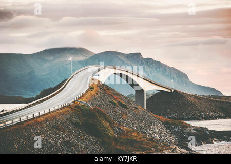 Atlantic road in Norvegia Storseisundet bridge oltre oceano viaggi scandinava i punti di riferimento Foto Stock