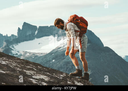 Stanco uomo in montagna con zaino Norvegia Travel lifestyle escursionismo hard trek concetto avventura vacanze estive Foto Stock