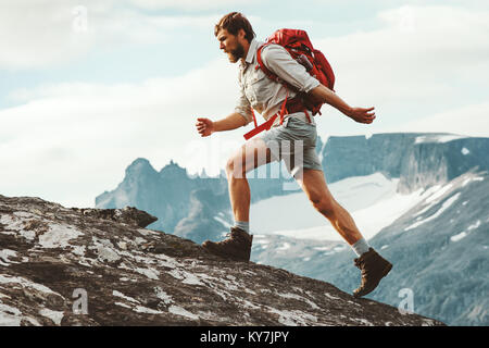 L'uomo avventuriero laghetto in montagna con zaino Norvegia Escursioni Viaggi il concetto di stile di vita attivo weekend vacanze estive athletic persona Foto Stock
