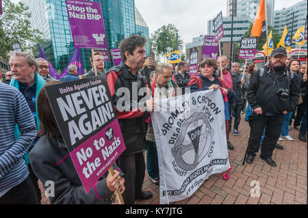 UAF opporsi alla BNP 'No più immigrazione" protestare fuori casa lunari, il Regno Unito di visti e di immigrazione HQ in Croydon. Foto Stock