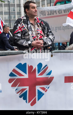 Un BNP protester con unione bandiere intorno al suo collo al BNP 'No più immigrazione" protestare fuori casa lunari, il Regno Unito di visti e di immigrazione HQ in Croydon. Foto Stock