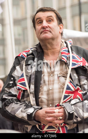 Un BNP protester con unione bandiere intorno al suo collo al BNP 'No più immigrazione" protestare fuori casa lunari, il Regno Unito di visti e di immigrazione HQ in Croydon. Foto Stock