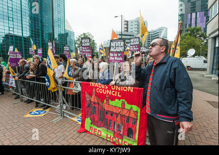 UAF manifestanti opponendosi alla BNP 'No più immigrazione" protestare fuori casa lunari, il Regno Unito di visti e di immigrazione HQ in Croydon. Foto Stock