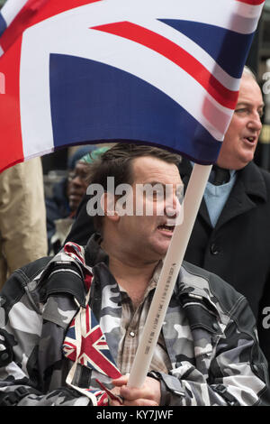 UAF opporsi alla BNP 'No più immigrazione" protestare fuori casa lunari, il Regno Unito di visti e di immigrazione HQ in Croydon. Foto Stock