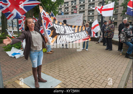 Una donna che tiene la BNP Arop tutti immigrazione" banner fuori casa lunari, il Regno Unito di visti e di immigrazione HQ in Croydon. Foto Stock