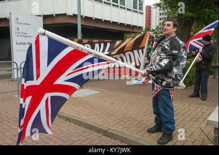 Un manifestante BNP detiene una bandiera europea al loro "No più immigrazione" protestare fuori casa lunari, il Regno Unito di visti e di immigrazione HQ in Croydon. Foto Stock