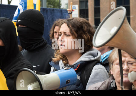 UAF manifestanti contrari alla BNP 'No più immigrazione" protestare fuori casa lunari, il Regno Unito di visti e di immigrazione HQ in Croydon. Foto Stock