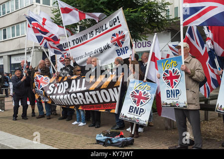 L'intorno 20 BNP 'No più immigrazione" i dimostranti fuori casa lunari, il Regno Unito di visti e di immigrazione HQ a Croydon in linea con le loro bandiere, striscioni e cartelloni per una foto di gruppo. Foto Stock