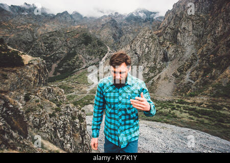Uomo Barbuto passeggiate in montagna viaggi avventura il concetto di stile di vita attivo weekend vacanze estive Foto Stock
