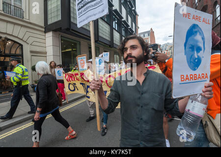 Un dimostranti può contenere fino a voci unite del mondo poster con il messaggio "siamo tutti Barbara', uno dei due filtri licenziato per protestare per il corretto pagamento malati, di ferie pagate e di pensioni. Foto Stock