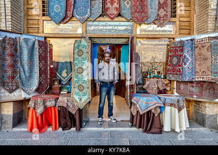 Isfahan, Iran - 23 Aprile 2017: il venditore di Iraniani prodotti artigianali è sulla soglia del suo negozio. Foto Stock