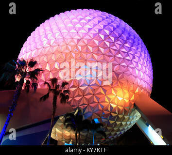 Disney's Epcot Center sfera illuminata di notte, Florida, Stati Uniti d'America Foto Stock