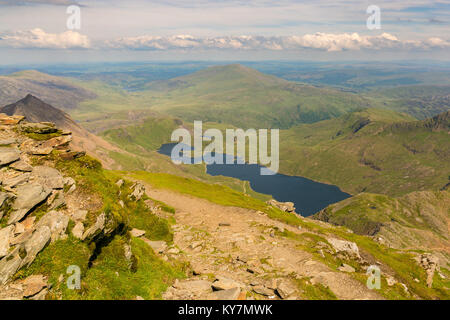 La vista dalla cima di Mount Snowdon, Snowdonia, Gwynedd, Wales, Regno Unito - guardando verso est su Llyn Lydaw Foto Stock