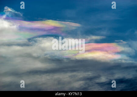 Cielo blu con colore arcobaleno cloud Foto Stock