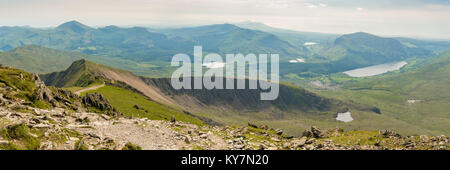 La vista dalla cima di Mount Snowdon, Snowdonia, Gwynedd, Wales, Regno Unito - guardando ad ovest verso Llyn Cwellyn, Rhyd-Ddu e la costa Foto Stock