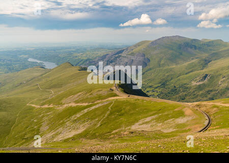 Scendendo dal Monte Snowdon sul percorso di Llanberis, Snowdonia, Gwynedd, Wales, Regno Unito - guardando a nord verso la stazione di Clogwyn, Llyn Padarn e Llan Foto Stock