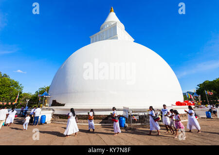 KATARAGAMA, SRI LANKA - 24 febbraio 2017: Kiri Vehera è un antico stupa situato nei pressi di Ruhunu Maha Kataragama Devalaya tempio in Kataragama, Sri Lan Foto Stock