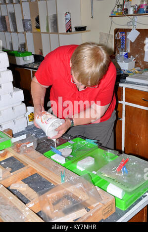 Un hobby artigiano che versa intonaco di Parigi in uno stampo Foto Stock
