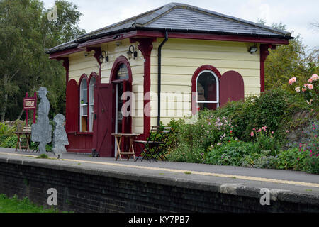 Stazione Warmley attesa sala restaurata e utilizzata come un cafè sul ciclo di Avon percorso tra Bristol & Bath Foto Stock