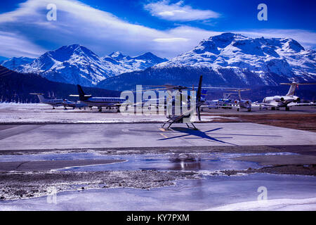 Jet privati, aerei ed elicotteri in aeroporto di St Moritz Svizzera nelle alpi Foto Stock