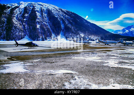 Jet privati, aerei ed elicotteri in aeroporto di St Moritz Svizzera nelle alpi Foto Stock