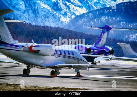 Jet privati, aerei ed elicotteri in aeroporto di St Moritz Svizzera nelle alpi Foto Stock