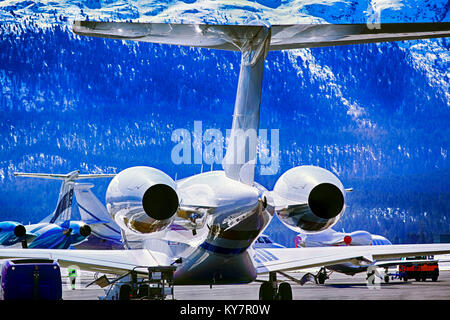 Jet privati, aerei ed elicotteri in aeroporto di St Moritz Svizzera nelle alpi Foto Stock