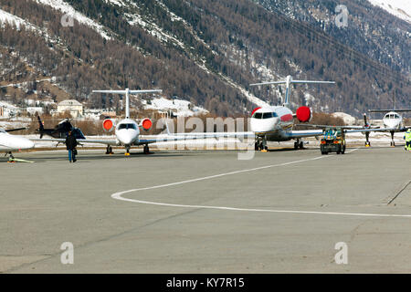 Jet privati, aerei ed elicotteri in aeroporto di St Moritz Svizzera nelle alpi Foto Stock