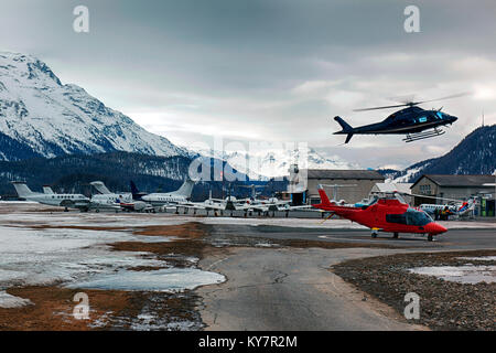 Jet privati, aerei ed elicotteri in aeroporto di St Moritz Svizzera nelle alpi Foto Stock