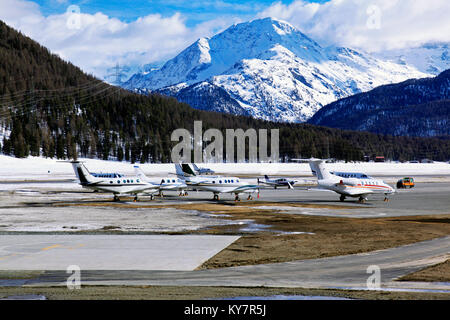 Jet privati, aerei ed elicotteri in aeroporto di St Moritz Svizzera nelle alpi Foto Stock