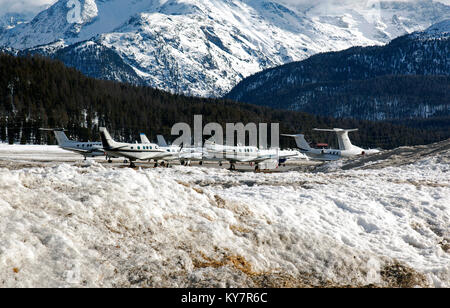 Jet privati, aerei ed elicotteri in aeroporto di St Moritz Svizzera nelle alpi Foto Stock