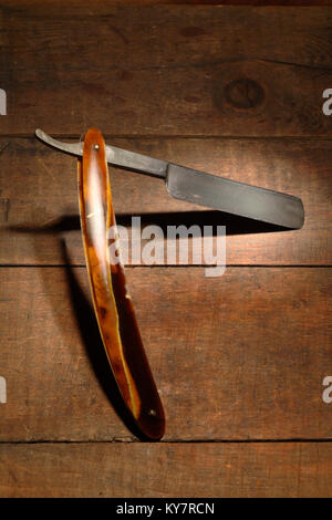Molto vecchio arrugginito classic rasoio su sfondo di legno Foto Stock